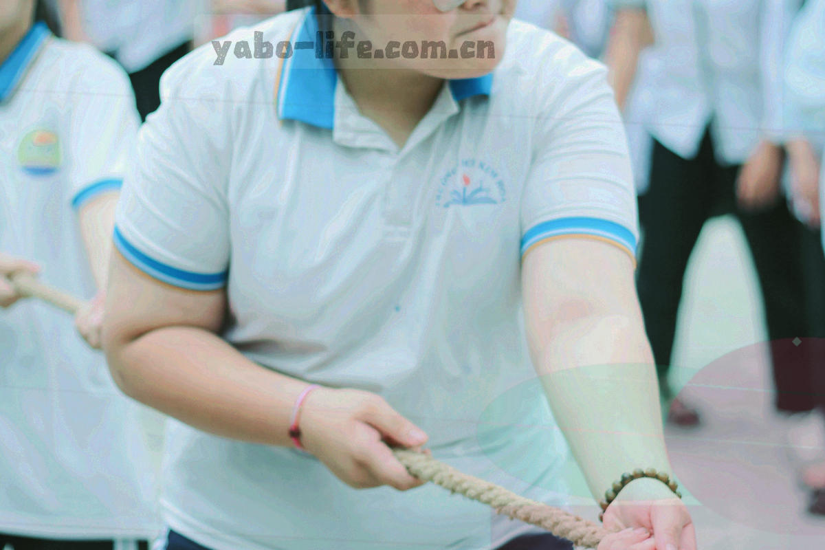 工坊不锈钢操作台上分装托盘与卤制香料近景，真实工坊光线
